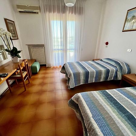 Hotel Ca' Bianca da Paolino Misano Adriatico Esterno foto