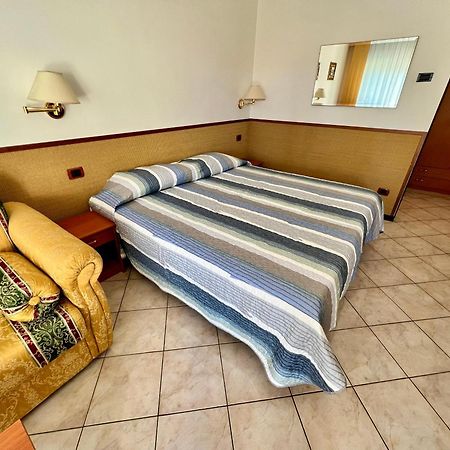 Hotel Ca' Bianca da Paolino Misano Adriatico Esterno foto