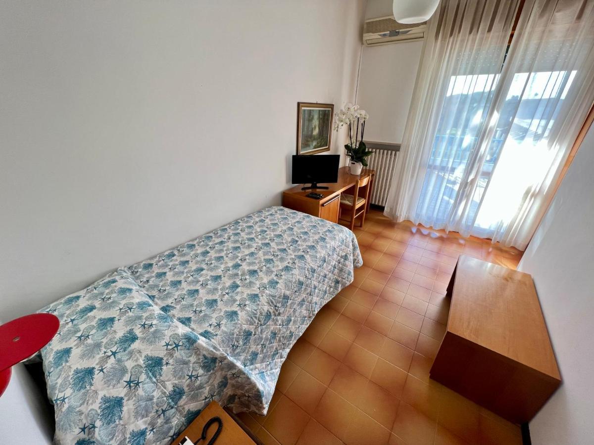 Hotel Ca' Bianca da Paolino Misano Adriatico Esterno foto