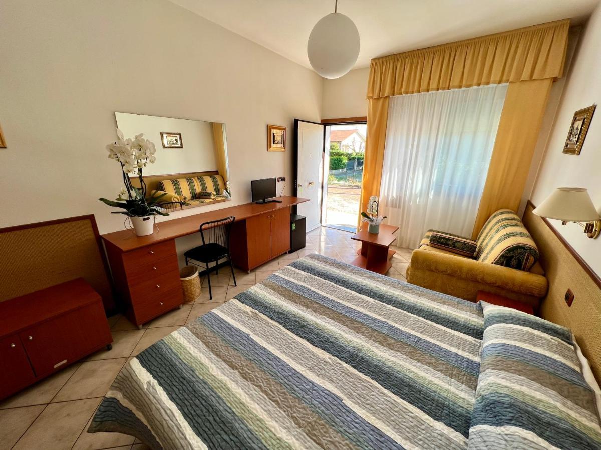 Hotel Ca' Bianca da Paolino Misano Adriatico Esterno foto