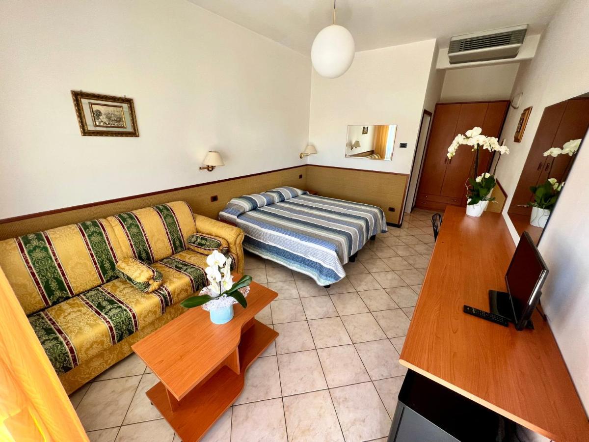 Hotel Ca' Bianca da Paolino Misano Adriatico Esterno foto