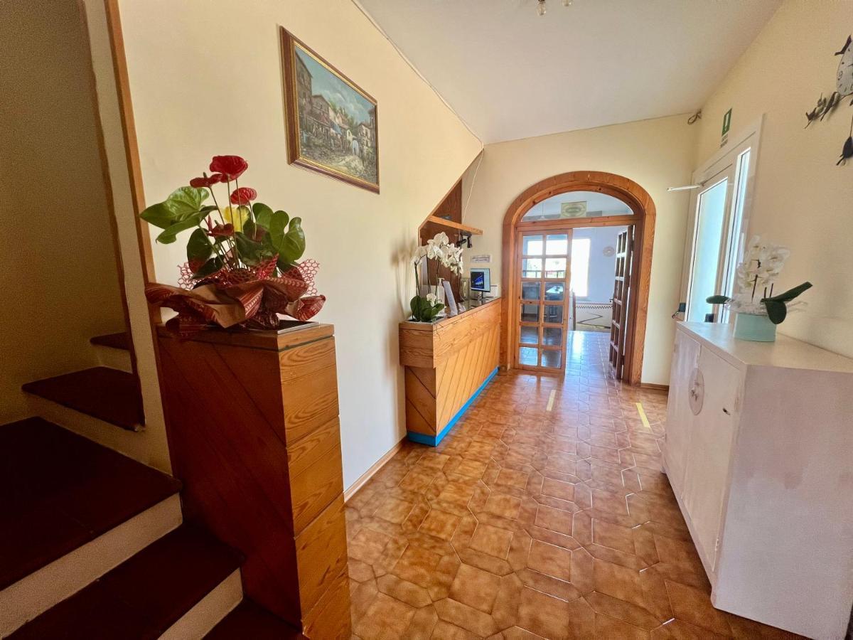 Hotel Ca' Bianca da Paolino Misano Adriatico Esterno foto
