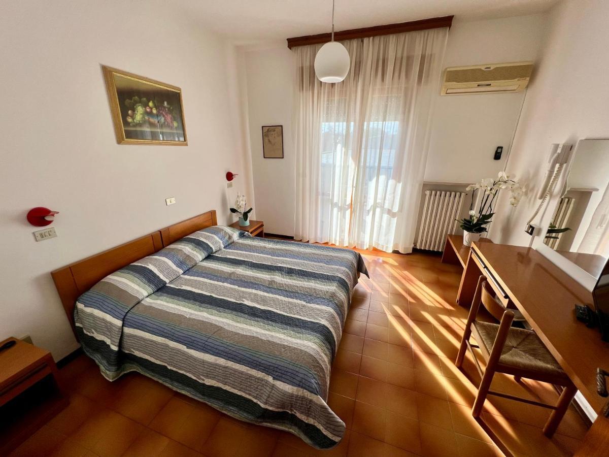Hotel Ca' Bianca da Paolino Misano Adriatico Esterno foto