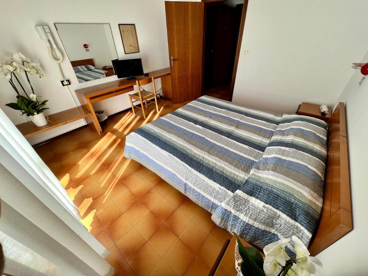 Hotel Ca' Bianca da Paolino Misano Adriatico Esterno foto