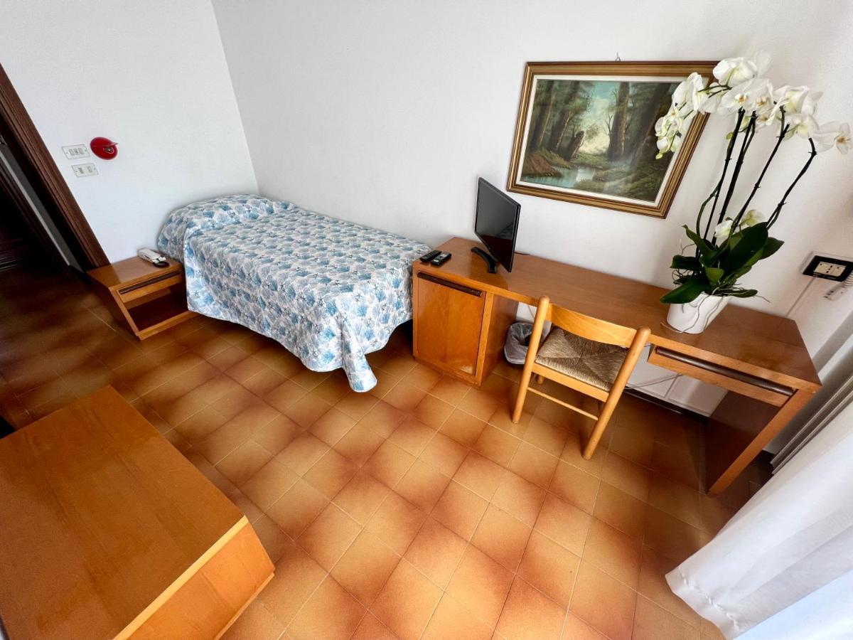 Hotel Ca' Bianca da Paolino Misano Adriatico Esterno foto