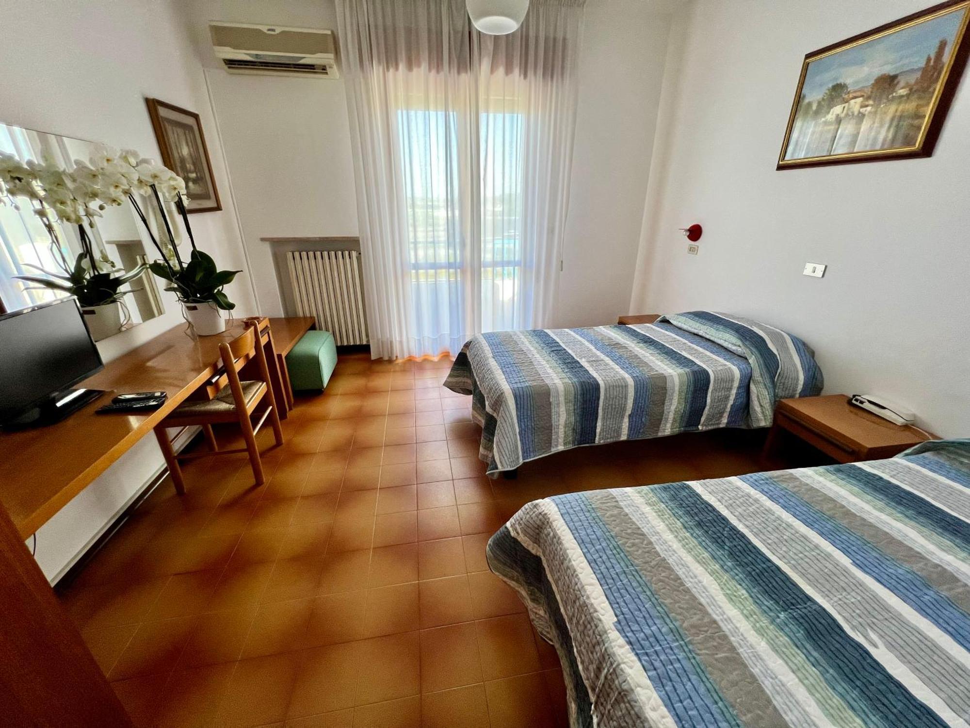 Hotel Ca' Bianca da Paolino Misano Adriatico Esterno foto