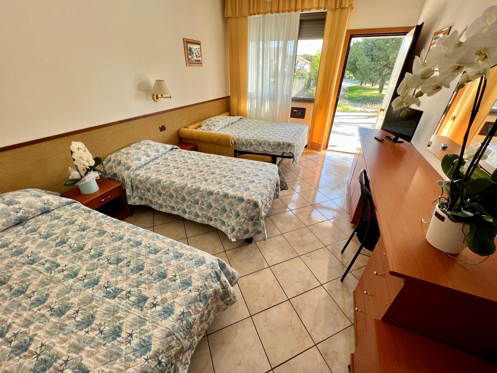 Hotel Ca' Bianca da Paolino Misano Adriatico Esterno foto
